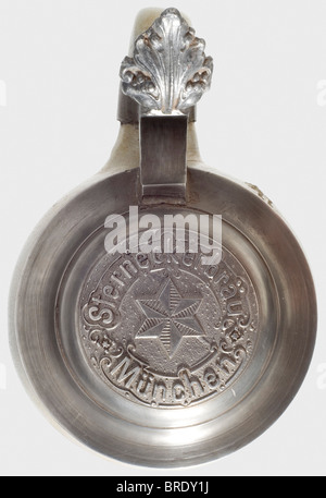 Una birra stein, dal Sterneccurbräu, Monaco Di Baviera Un litro di birra di terracotta stein (stile Keferloher) con il nome della birreria alla griglia in rilievo e corrispondenti coperchio pewter con iscrizione circolare e logo. Altezza 23,5 cm. Nel Sterneccurbräu, Tal 45 vicino a Isar Gate, i membri del DAP (Deutsche Arbeiterpartei - il partito che precede il NSDAP) hanno usato per tenere la loro riunione settimanale. Hitler fu assegnato dall'unità di intelligence del Reichswehr a partecipare all'incontro iniziale del partito il 12th settembre 1919. Si è iscritto al DAP subito dopo e ha costituito la filiale del partito, Foto Stock
