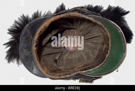 Casco modello 1814 per uomini arruolati, del Gardes de Corps du Roi cranio in pelle laccata con supporti argentati. Pettine alto, placcato in argento e con rilievo fine e cresta in pelliccia nera. Porcellane metalliche su rosette con teste Medusa. Pennacchio piuma mancante. Fascia in pelle con fodera in seta. Il nome di un proprietario illeggibile all'interno della cima anteriore. Pezzi argentati verniciati. Pettine leggermente indentato sul lato sinistro, il rivestimento in pelle del sottogola è strappato e il rivestimento in velluto è molto usurato. Le finiture interne mostrano segni di usura ed età. Lui, Foto Stock