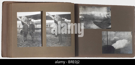 Oberleutnant Karl Schalk, Bavarian Flight Distillation (A) 289, un album fotografico e foto, Western Front 1917 - 18 l'album con ca. 75 fotografie di grande formato di ottima qualità, anche ca. 30 foto sfuse. Fotografie ravvicinate di aeromobili a terra in preparazione di operazioni di volo, montaggio e regolazione di macchine fotografiche in volo, un campo di volo con macchine allineate, abbattendo aerei tedeschi e alleati, aeromobili in volo, foto aeree, piloti di fronte al loro aeromobile in vari tipi di abbigliamento e attrezzature di volo con molte interessanti visib, Foto Stock