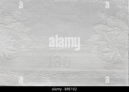 German Zeppelin Shipping Company, un set di tovaglie di seta bianca damask con decorazione della rosa e l'emblema della società nel centro di ogni pezzo nella forma di un airship sopra un globo. Diversi pezzi portano il monogramma 'Sum' del produttore. Il set è composto da un panno da tavolo (105 x 105 cm), cinque guide da tavolo (85 x 45 cm), dieci tovaglioli grandi (60 x 60 cm.) e quattro tovaglioli più piccoli (50 x 50 cm). Anche un tovagliolo di lino con una 'Z' sopra un dirigibile nel centro (58 x 40 cm). Il numero 130 per l'aeronave LZ 130, 'Graf Zeppelin II' è tessuto nei quattro tovaglioli più piccoli. Th, Foto Stock