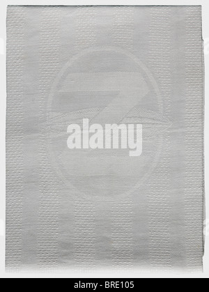 German Zeppelin Shipping Company, un set di tovaglie di seta bianca damask con decorazione della rosa e l'emblema della società nel centro di ogni pezzo nella forma di un airship sopra un globo. Diversi pezzi portano il monogramma 'Sum' del produttore. Il set è composto da un panno da tavolo (105 x 105 cm), cinque guide da tavolo (85 x 45 cm), dieci tovaglioli grandi (60 x 60 cm.) e quattro tovaglioli più piccoli (50 x 50 cm). Anche un tovagliolo di lino con una 'Z' sopra un dirigibile nel centro (58 x 40 cm). Il numero 130 per l'aeronave LZ 130, 'Graf Zeppelin II' è tessuto nei quattro tovaglioli più piccoli. Th, Foto Stock