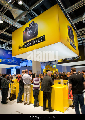 Molte persone a Nikon stand Sony al Photokina digital imaging trade show di Colonia Germania Foto Stock