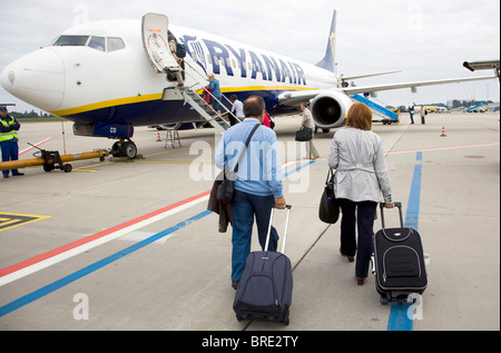 I passeggeri di salire a bordo di un Boeing 737 della compagnia aerea a basso costo Ryanair a Frankfurt-Hahn, aeroporto Hahn Airport Foto Stock