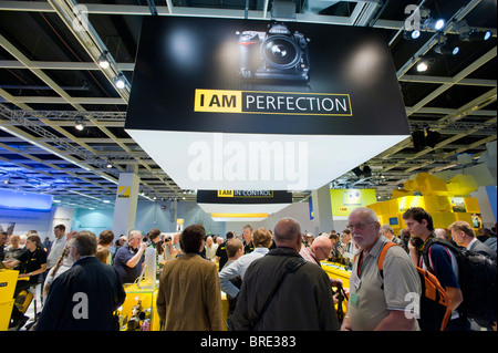 Molte persone a Nikon stand Sony al Photokina digital imaging trade show di Colonia Germania Foto Stock