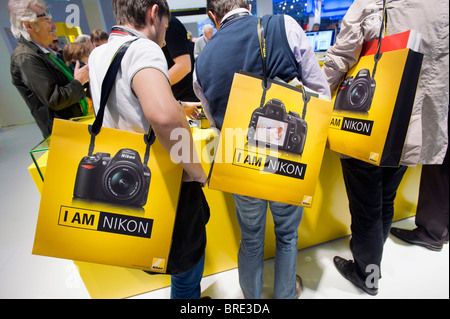 Molte persone a Nikon stand Sony al Photokina digital imaging trade show di Colonia Germania Foto Stock