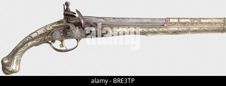 Pistola flintlock balcanica/turca montata in nichel-argento, cilindro rotondo 19th Century, foro liscio in calibro 15 mm stampato con segni a forma di testa e tagliato con motivi floreali sulla culatta. Flintlock in ferro inciso. Scolpito decorativamente. Protezione a scatto in nichel-argento, riccamente cesellata con disegni ornamentali. Lunghezza 41 cm. Storico, storico, 19th secolo, Impero Ottomano, pistola, palmare, arma da fuoco, arma da fuoco, pistola, armi da fuoco, armi da fuoco, armi, armi, pistole, oggetto, oggetti, alambicchi, clippings, cut-out, cut-out, cut-out, Foto Stock