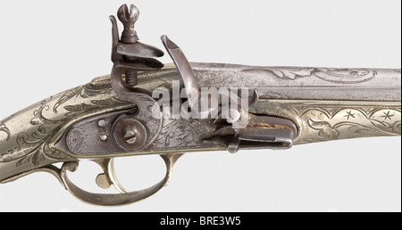 Pistola flintlock balcanica/turca montata in nichel-argento, cilindro rotondo 19th Century, foro liscio in calibro 15 mm stampato con segni a forma di testa e tagliato con motivi floreali sulla culatta. Flintlock in ferro inciso. Scolpito decorativamente. Protezione a scatto in nichel-argento, riccamente cesellata con disegni ornamentali. Lunghezza 41 cm. Storico, storico, 19th secolo, Impero Ottomano, pistola, palmare, arma da fuoco, arma da fuoco, pistola, armi da fuoco, armi da fuoco, armi, armi, pistole, oggetto, oggetti, alambicchi, clippings, cut-out, cut-out, cut-out, Foto Stock