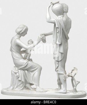 Roland von Bohr - il centrotavola "Autunno", per il Reich, Ministero degli Affari Esteri un gruppo di figure in bianco, gres porcellanato della manifattura di Nymphenburg. Stile antico ritratto di una gioventù in vendemmia, consegnando alle uve di una ragazza con un bambino in grembo. Stampigliato sulla base con numero di modello "866-1', un diamante a forma di scudo, e verde underglaze fabbricazione mark. Con un paio di vino sfuso in foglie, altrimenti ottimamente conservato figura gruppo. Estremamente raro. Altezza ca. 38 cm, lunghezza 36 cm. I quattro pratagoniste 'Spring', 'Summer', 'autunno' e 'W, artista del diritto d'autore non deve essere cancellata Foto Stock