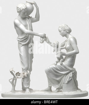 Roland von Bohr - il centrotavola "Autunno", per il Reich, Ministero degli Affari Esteri un gruppo di figure in bianco, gres porcellanato della manifattura di Nymphenburg. Stile antico ritratto di una gioventù in vendemmia, consegnando alle uve di una ragazza con un bambino in grembo. Stampigliato sulla base con numero di modello "866-1', un diamante a forma di scudo, e verde underglaze fabbricazione mark. Con un paio di vino sfuso in foglie, altrimenti ottimamente conservato figura gruppo. Estremamente raro. Altezza ca. 38 cm, lunghezza 36 cm. I quattro pratagoniste 'Spring', 'Summer', 'autunno' e 'W, artista del diritto d'autore non deve essere cancellata Foto Stock
