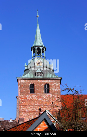 La torre della chiesa di San Michele in centro città, città anseatica di Lueneburg, Bassa Sassonia, Germania, Europa Foto Stock