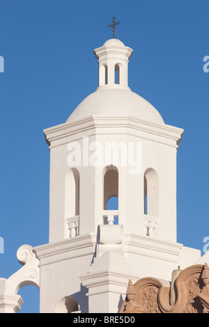 La cupola della storica in stile moresco ispirato San Xavier del Bac in missione nella Santa Cruz Valley vicino a Tucson, Arizona. Foto Stock