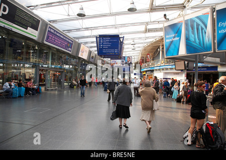 All'interno di Piccadilly stazione ferroviaria di Manchester REGNO UNITO Foto Stock