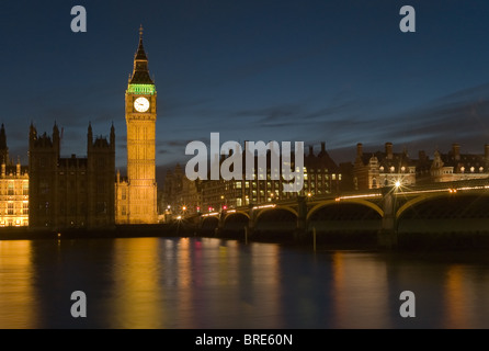 Big Ben clock tower (torre di Elisabetta) e il Westminster Bridge si riflette nel Tamigi al crepuscolo in London, England, Regno Unito. Foto Stock