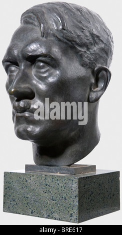 Rudolf Heß - una testa di bronzo di Adolf Hitler., una testa ben modellata con la firma dell'artista, 'H. M. Ley' sulla nuca, e la firma del caster 'WMF Geislingen-Stg.' sul plinto. Su una base di marmo verde e figurato. Altezza 38 cm. In una vecchia custodia in legno con accessori in metallo, anche dai possedimenti della famiglia Heß. Inclusa una dichiarazione della famiglia Heß. Cfr Hermann Historica, asta 50th, lotto 7424 e asta 56th, lotto 3514. Hedwig Maria Ley, una scultrice tedesca, è nato a Soest nel 1888, studiato a Monaco e Oberammergau, ed ha lavorato a Düsseld, Foto Stock