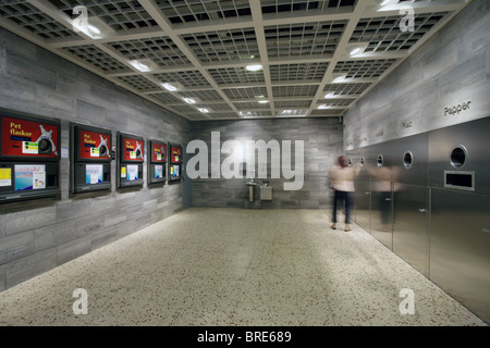 Stazione di riciclaggio in Svezia dove è possibile ottenere versati in monete di riciclare Foto Stock