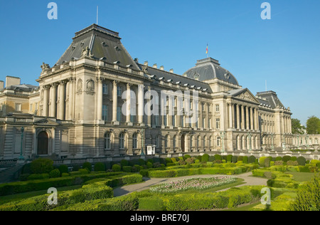 La facciata frontale e giardini formali della neoclassica del Palais de la Nation (Palazzo Nazionale) in Città Alta, Bruxelles, Belgio Foto Stock
