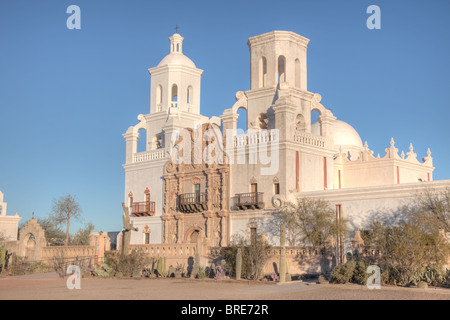 La storica in stile moresco ispirato San Xavier del Bac in missione nella Santa Cruz Valley vicino a Tucson, Arizona. Foto Stock