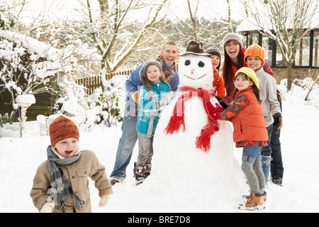 Edificio della famiglia pupazzo di neve in giardino Foto Stock