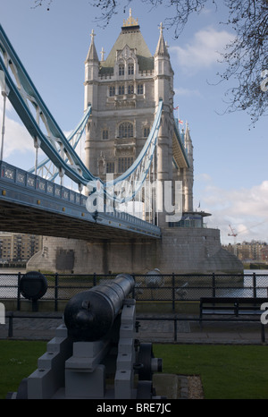 Tower Bridge and cannon from the grounds of the Tower of London, London, England, UK. Foto Stock