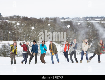 Gruppo di adolescenti amici divertendosi nel paesaggio innevato Foto Stock