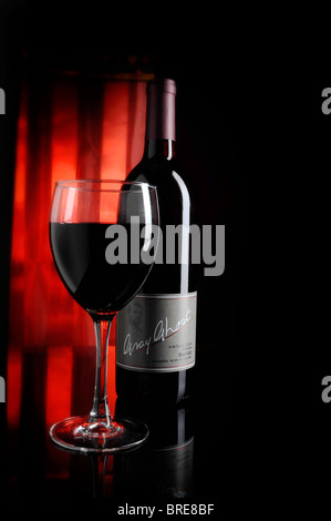 Virginia vino, fantasma grigio Merlot e bottiglia di vetro scuro con sfondo rosso. Foto Stock