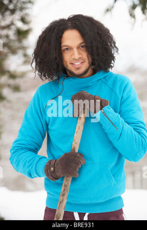 Giovane uomo la rimozione di neve da Drive Foto Stock