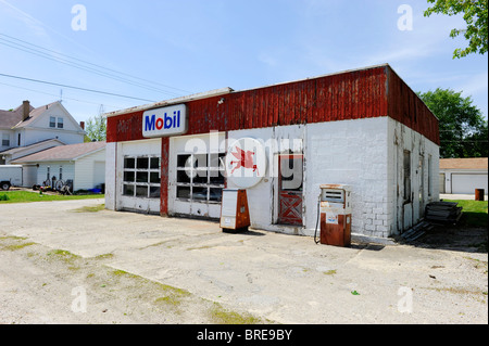 Stazione di gas cimeli lungo la Route 66 vicino ODell Illinois Foto Stock