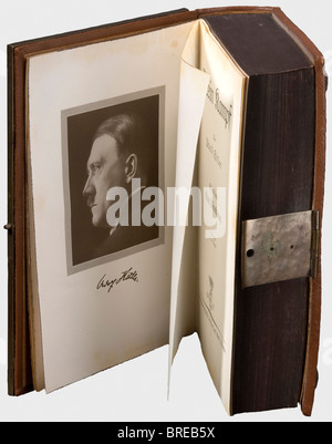 Adolf Hitler, Mein Kampf Königsberg edizione ambrata. Due volumi in uno, pubblicato da Zentralverlag der NSDAP - Franz Eher Nachfolger, München 1937. Magnifica edizione con finiture in argento pesante (marchio '830' in swastika). Piatti ambrati variabili con un'aquila di festa di rilievo alta fra 'Adolf Hitler 'e 'Mein Kampf' in lettere gotiche e borchie romboidale negli angoli. All'interno del coperchio è riportata l'etichetta del produttore di metalli "Hergestellt von: Norddeutsche Bernstein-Industrie Naujoks, Mann und Gedenk Königsberg/Pr. 1 'Bernsteinhaus'. Rivestimento in pelle marrone. La palude ambrata, Foto Stock