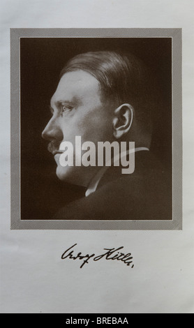 Adolf Hitler, Mein Kampf Königsberg edizione ambrata. Due volumi in uno, pubblicato da Zentralverlag der NSDAP - Franz Eher Nachfolger, München 1937. Magnifica edizione con finiture in argento pesante (marchio '830' in swastika). Piatti ambrati variabili con un'aquila di festa di rilievo alta fra 'Adolf Hitler 'e 'Mein Kampf' in lettere gotiche e borchie romboidale negli angoli. All'interno del coperchio è riportata l'etichetta del produttore di metalli "Hergestellt von: Norddeutsche Bernstein-Industrie Naujoks, Mann und Gedenk Königsberg/Pr. 1 'Bernsteinhaus'. Rivestimento in pelle marrone. La palude ambrata, Foto Stock