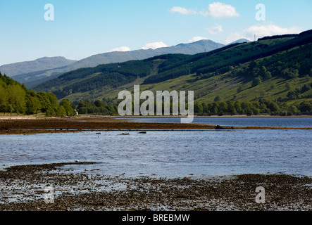 Loch Fyne da Inveraray guardando attraverso Loch Shira alle piantagioni di conifere sulle colline distanti Foto Stock