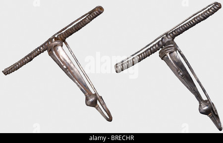 Un set di argento celtico costituito da una coppia e una coppia di fibule a balestra, Europa sudorientale, tardo periodo la Tene, 3rd/2nd secolo a.C. Coppia pesante di tre trefoli ritorti, con ciascuna delle estremità sovrapposte terminanti in spirali a tripla torsione. Un gancio di chiusura davanti. Anche una coppia di forti fibule grosse identiche. La centina forgiata in un unico pezzo con molle a spirale ampiamente estese e perni intatti. Pulizia della scoperta degli scavi. Restauri minimi in luoghi. Diametro della coppia 16 cm. Lunghezza delle fibule 11,5 e 12 cm. Peso totale: Circa 396 g. storico, h, Foto Stock