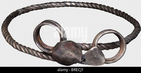 Un set di argento celtico costituito da una coppia e una coppia di fibule a balestra, Europa sudorientale, tardo periodo la Tene, 3rd/2nd secolo a.C. Coppia pesante di tre trefoli ritorti, con ciascuna delle estremità sovrapposte terminanti in spirali a tripla torsione. Un gancio di chiusura davanti. Anche una coppia di forti fibule grosse identiche. La centina forgiata in un unico pezzo con molle a spirale ampiamente estese e perni intatti. Pulizia della scoperta degli scavi. Restauri minimi in luoghi. Diametro della coppia 16 cm. Lunghezza delle fibule 11,5 e 12 cm. Peso totale: Circa 396 g. storico, h, Foto Stock