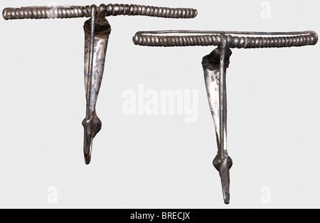 Un set di argento celtico costituito da una coppia e una coppia di fibule a balestra, Europa sudorientale, tardo periodo la Tene, 3rd/2nd secolo a.C. Coppia pesante di tre trefoli ritorti, con ciascuna delle estremità sovrapposte terminanti in spirali a tripla torsione. Un gancio di chiusura davanti. Anche una coppia di forti fibule grosse identiche. La centina forgiata in un unico pezzo con molle a spirale ampiamente estese e perni intatti. Pulizia della scoperta degli scavi. Restauri minimi in luoghi. Diametro della coppia 16 cm. Lunghezza delle fibule 11,5 e 12 cm. Peso totale: Circa 396 g. storico, h, Foto Stock