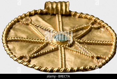 Pendente d'oro dell'Europa Centrale, periodo di migrazione, 6th secolo d.C. sul fronte è visibile UNA lampada a sospensione rotonda a forma di disco con una ruota d'oro filigree o una decorazione a stella. Un piccolo cabochon smeraldo posto al centro, e un piccolo anello di sospensione scanalato sulla parte superiore. Pulizia della scoperta degli scavi. Altezza 37 mm. Peso circa 6 g. storico, storico, antico mondo, antico mondo, antico tempo, oggetto, oggetti, alambicchi, clipping, cut-out, cut-out, cut-out, gioielli, gioielli, nobile, prezioso, Foto Stock