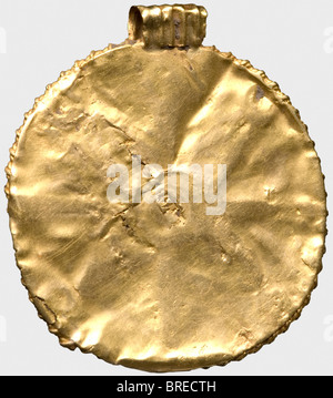 Pendente d'oro dell'Europa Centrale, periodo di migrazione, 6th secolo d.C. sul fronte è visibile UNA lampada a sospensione rotonda a forma di disco con una ruota d'oro filigree o una decorazione a stella. Un piccolo cabochon smeraldo posto al centro, e un piccolo anello di sospensione scanalato sulla parte superiore. Pulizia della scoperta degli scavi. Altezza 37 mm. Peso circa 6 g. storico, storico, antico mondo, antico mondo, antico tempo, oggetto, oggetti, alambicchi, clipping, cut-out, cut-out, cut-out, gioielli, gioielli, nobile, prezioso, Foto Stock