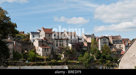 Aubusson, Francia, visto attraverso il Fiume Creuse. La città è famosa per la produzione di arazzi e tappeti Foto Stock