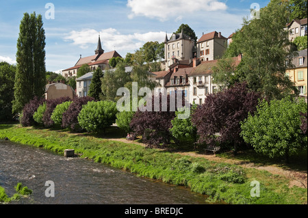 Aubusson, Francia, visto attraverso il Fiume Creuse. La città è famosa per la produzione di arazzi e tappeti Foto Stock