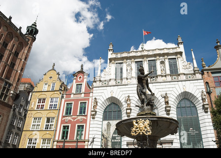 Gdansk municipio edificio e statua di Nettuno in Dluga street, Gdansk, Polonia Foto Stock