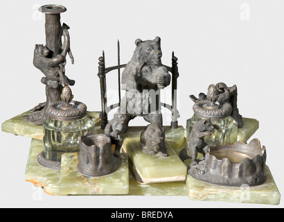 Un set da tavolo 'Bear' a otto pezzi, circa 1900 Bronze, marmo verde e cristallo. Composto da un inkwell Rest, un pen Rest, blottter, lettera apri, candela bastone, visita porta carte di credito, due vassoi, e una lampada da tavolo con un Tiffany stile ombra. Prevalentemente etichette di inventario 'H.V.v.W.G.v.R. Privat-Eigentum' della duchessa vera di Württemberg, Gran duchessa di Russia. Ottimo lavoro, molto probabilmente di origine russa. Provenienza: Grand Duchessa vera Konstantinovna Romanova (1854 - 1912). Storico, storico, 1900s, 20th secolo, 19th secolo, oggetto, oggetti, alambicchi, graffetta, Foto Stock