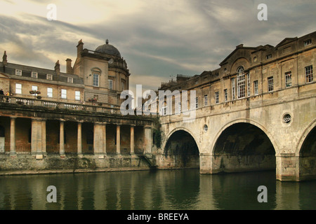 Pulteney Bridge sul fiume Avon, bagno, England, Regno Unito Foto Stock