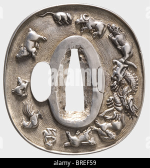 Una tsuba d'argento, Giappone, periodo Muromachi (ca. 1500) Ko-kinko o ko-goto lavoro. Argento massiccio Shinshu tsuba in forma di nademaru gata. Sul bordo rialzato, su terreno di nanako, segni zodiacali tridimensionali, sul lato opposto due draghi strimani. Kozuka hitsu-ana, il kogai hitsu-ana concludendo con argento inseguito. Altezza 70 mm, bordo 4,3 mm. Storico, storico, 16th secolo, giapponese, asiatico, Asia, Estremo Oriente, oggetto, oggetti, alambicchi, ritaglio, ritagli, ritaglio, ritaglio, ritaglio, ritaglio, belle arti, arte, oggetto d'arte, oggetti d'arte, artful, prezioso, collezionabile, oggetto da collezione, Foto Stock