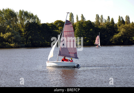 Barca a vela sul Powell's Pool, Sutton Park, West Midlands, England, Regno Unito Foto Stock