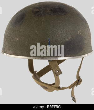 Grande Bretagne Deuxième Guerre Mondiale, Casque de Parachutiste de l'Armée Anglaise., Coque kaki, jugulaire et mentonnière toile portant des tampons de réception dans le cuir et la date de 1944. Quelques éclats sur la peinture., , Foto Stock