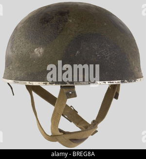 Grande Bretagne Deuxième Guerre Mondiale, Casque de Parachutiste de l'Armée Anglaise., Coque kaki, jugulaire et mentonnière toile portant des tampons de réception dans le cuir et la date de 1944. Quelques éclats sur la peinture., , Foto Stock