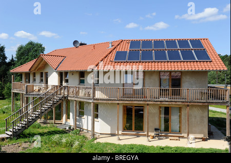 Europa Germania GER , eco villaggio Siebenlinden, edificio da balle di paglia e argilla con modulo fotovoltaico sul tetto Foto Stock