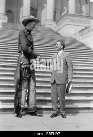 Vintage foto c1919 di 7ft 6a tall Ralph "Tex" Madsen (1897 - 1948) - il cosiddetto "cowboy più alto nel mondo". Foto Stock