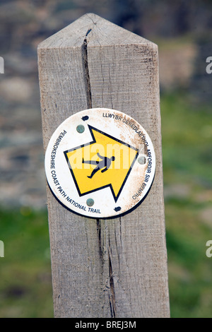 Pembrokeshire Coast path national trail sentiero marcatore di segno Foto Stock