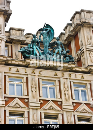 Gruppo scultoreo di Adria cubista palazzo di Praga Repubblica Ceca Europa Foto Stock