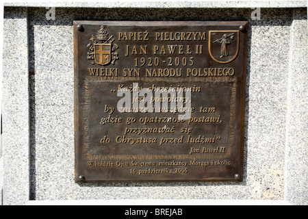 Vicino la lapide di papa giovanni paolo II di fronte municipio, morag, Polonia europa Foto Stock