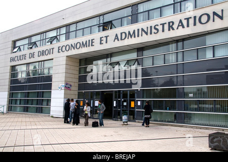 Gli studenti di socializzare davanti a Paul Verlaine Università edificio amministrativo a Metz, Francia. Foto Stock